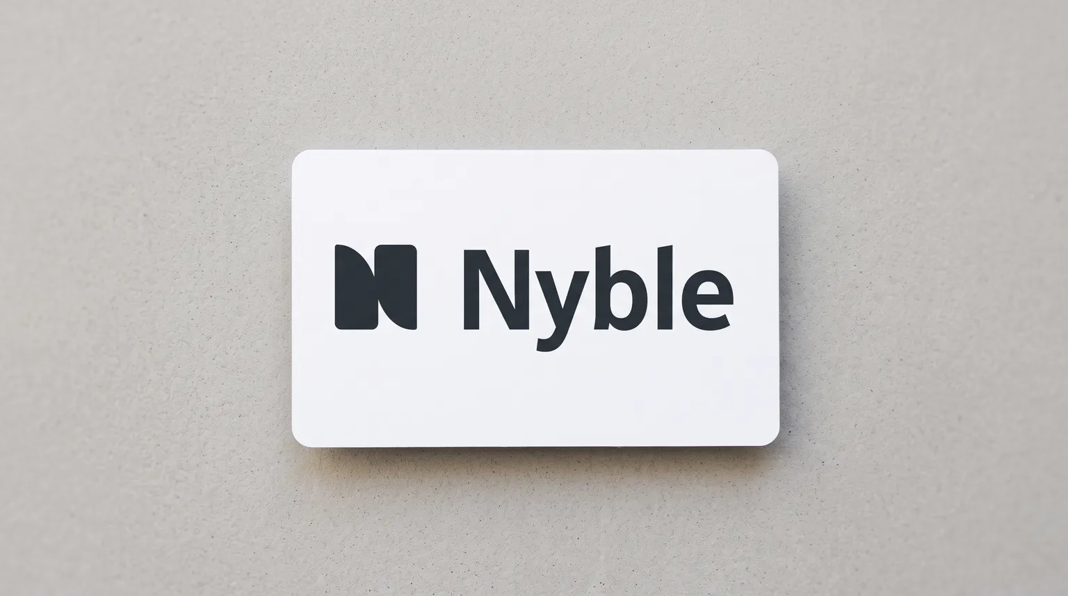 Le logo de Nyble sur une carte posée sur une surface gris pâle.