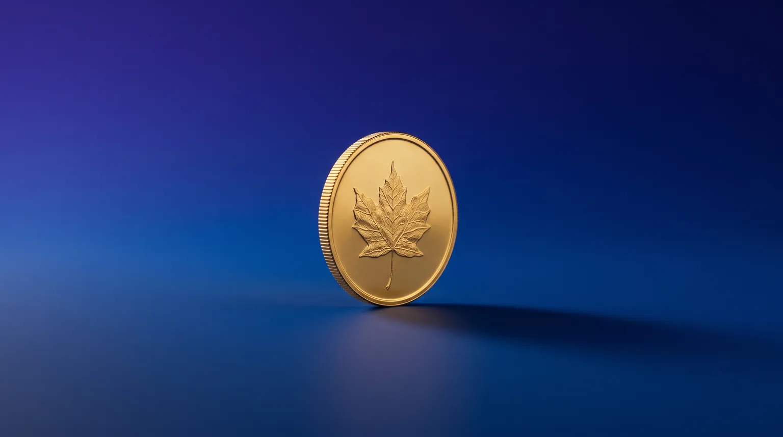 Une pièce d'or gravée d'une feuille d'érable posée sur une surface bleu foncé, sous une lumière douce.