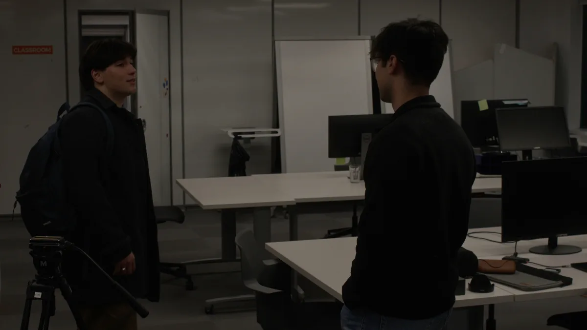 Arie et Luke, de l’équipe de Lodavo, en pleine discussion au bureau