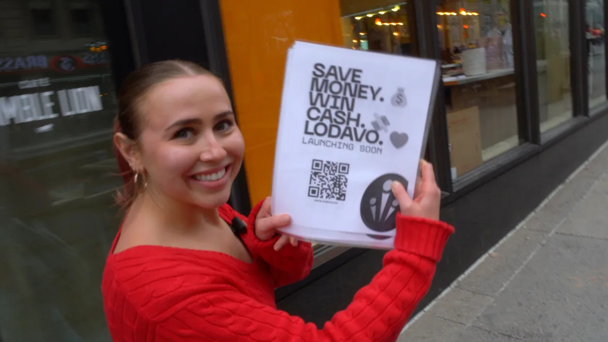 Ella, de l’équipe de Lodavo, tenant une affiche de Lodavo