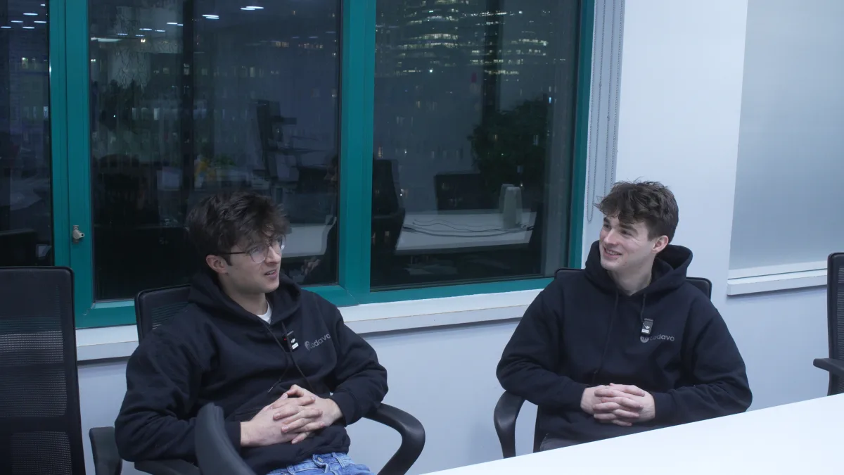 Deux membres de l’équipe de Lodavo qui travaillent ensemble